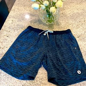 Vuori men’s lined Kore shorts 7.5” inseam, size L